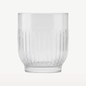 Verre à eau transparent avec nervures verticales.