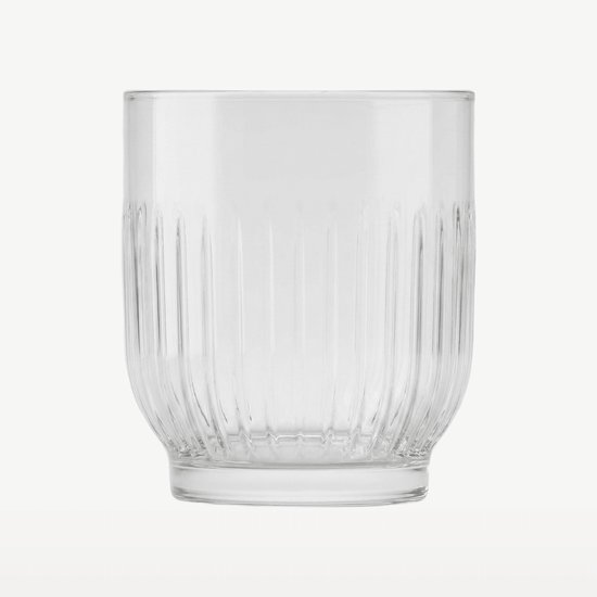 Verre à eau transparent avec nervures verticales.