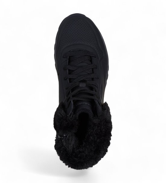 Bovenaanzicht van de zwarte Skechers veterboot met vetersluiting en pluizige bontkraag.