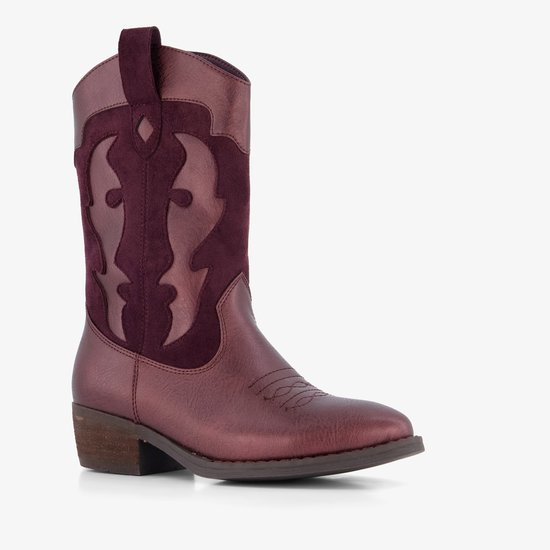Donkerrode cowboylaars van imitatieleer en suède met decoratieve stiksels op de neus.