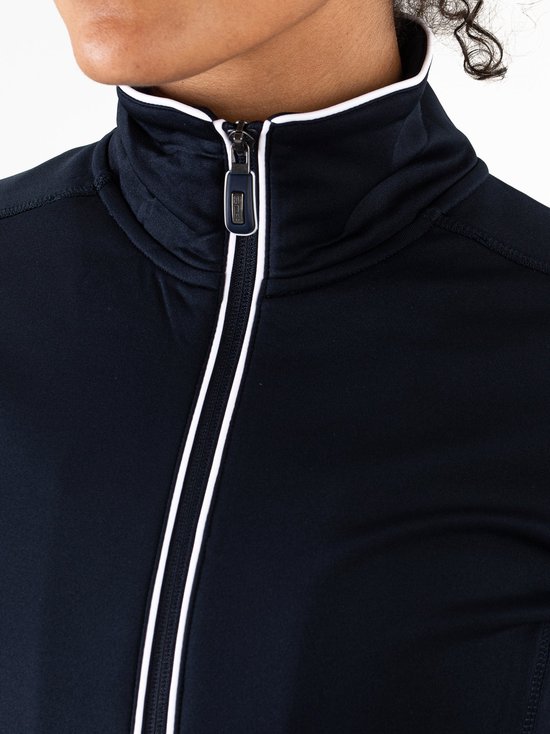 Detail van de rits en kraag van een donkerblauw trainingsjack met witte bies. Merk: Sjeng Sports.