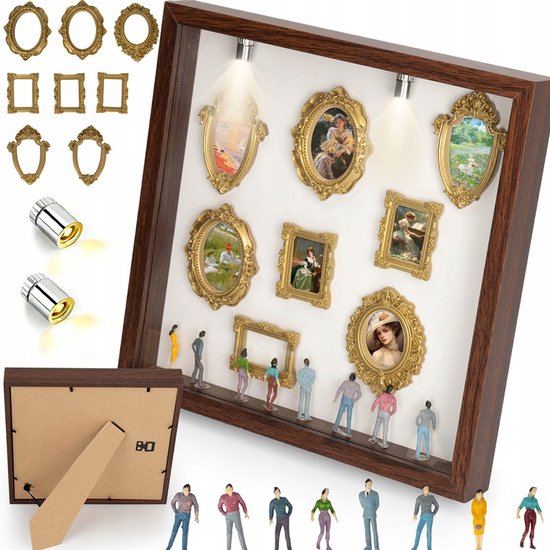 Een displaykast met gouden fotolijstjes met diverse afbeeldingen en zeven miniatuurpoppetjes.