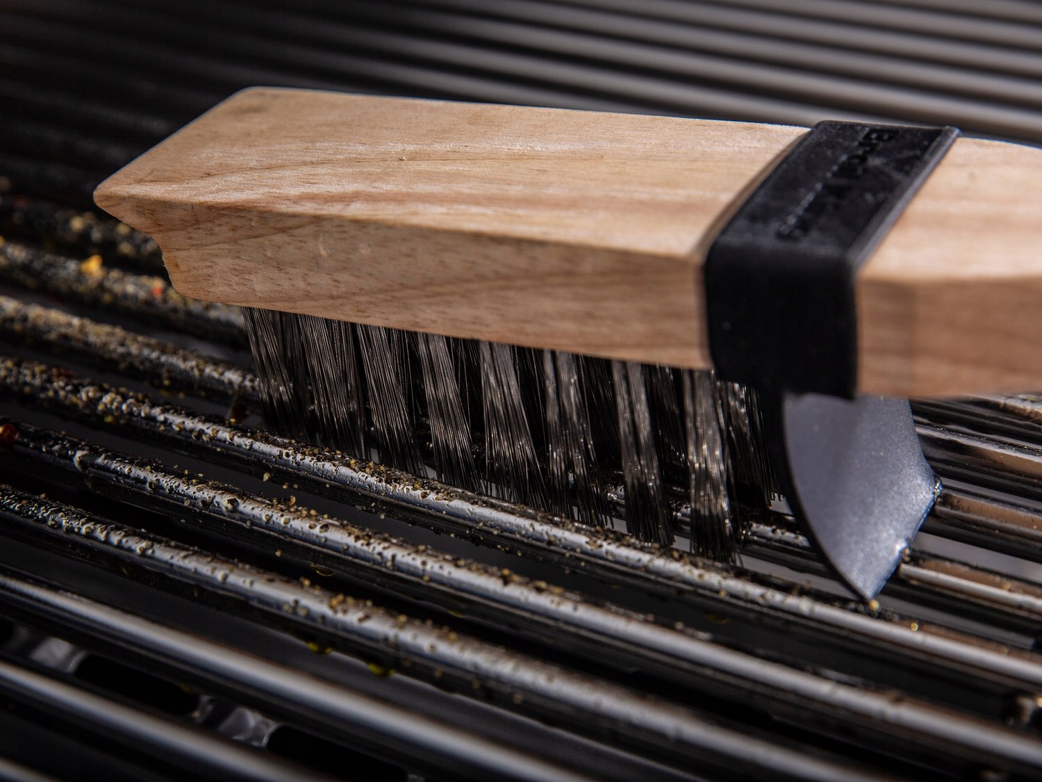 Broil King Heavy Duty Grill Brush - 50.8 cm with Wooden Handle