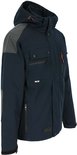 Donkerblauwe jas met capuchon, borstzakken en grijze textuur op de schouders.