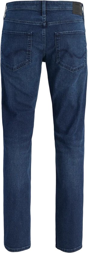 Achterkant van een donkerblauwe jeans met rechte pijpen, met een label.
