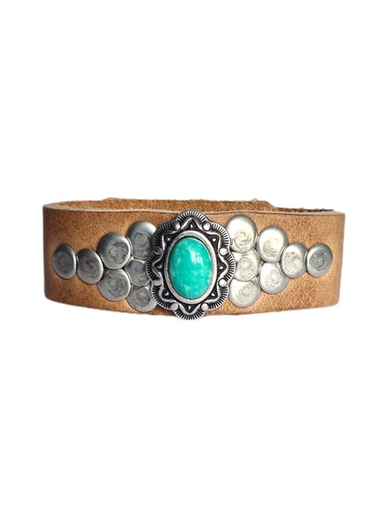 Bruin leren armband met een centrale turquoise steen en decoratieve zilverkleurige studs aan weerszijden.