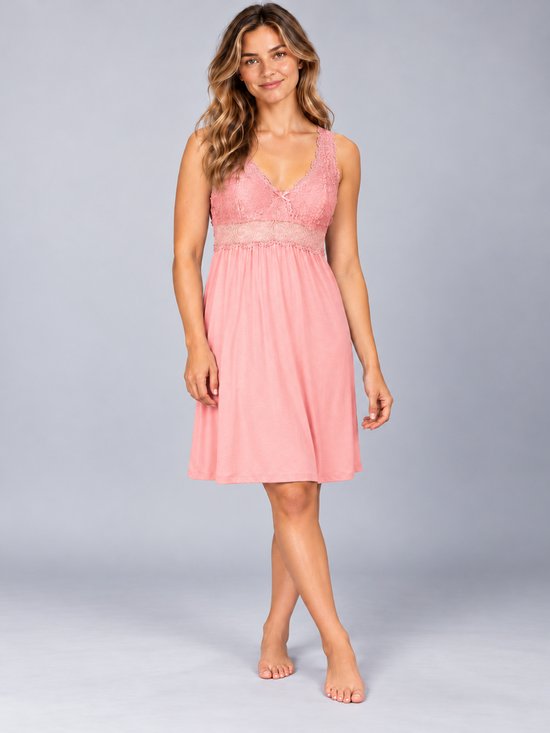 Roze By Louise nachthemd met kanten details bij de hals en taille, gedragen door een model.