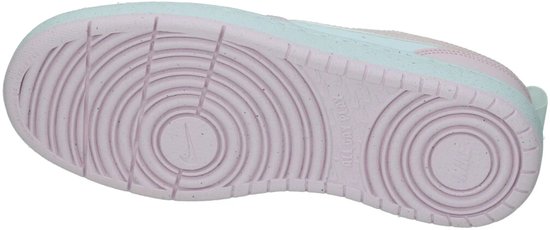 Onderkant van roze Nike sneakers met cirkelvormig profiel en Nike logo.