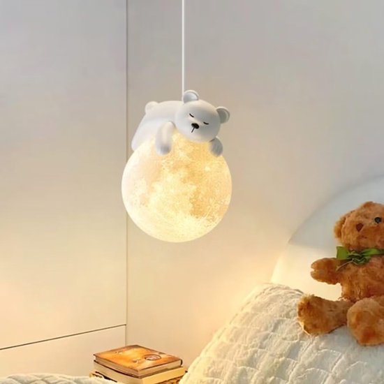 Hanglamp in de vorm van een maan met een slapende witte beer erop.