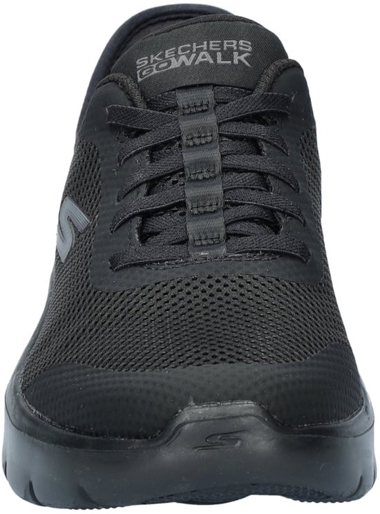 Vooraanzicht van een zwarte Skechers instapper met mesh bovenwerk.