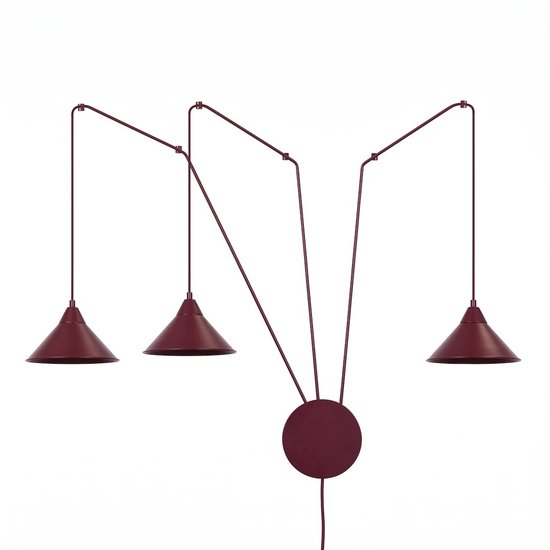 Moderne bordeauxrode wandlamp met drie verstelbare kegelvormige kappen en een centrale ronde muurplaat.