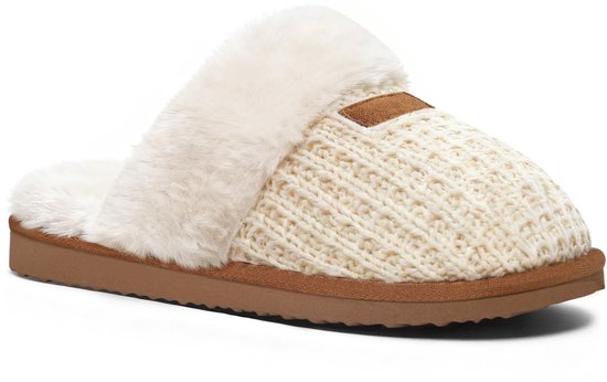 Witte gebreide slipper met een zachte voering van imitatiebont en een bruine zool.