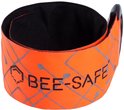 Oranje reflecterende armband van BEE-SAFE met een grijs rasterpatroon en zwarte tekst op een witte achtergrond.