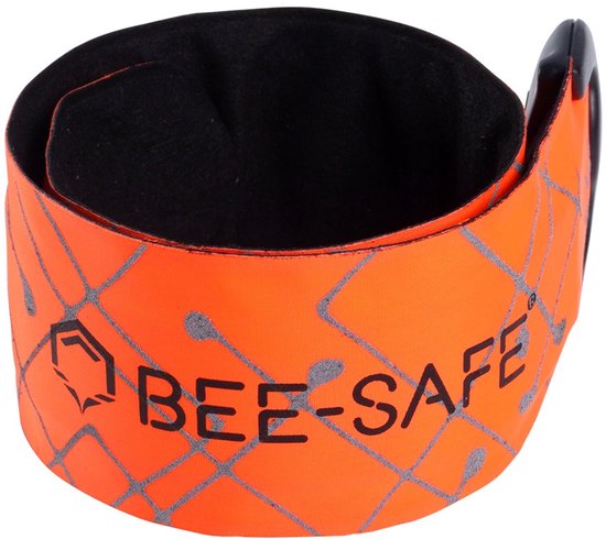 Oranje reflecterende armband van BEE-SAFE met een grijs rasterpatroon en zwarte tekst op een witte achtergrond.