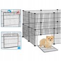Zwarte metalen ren met een vergrendelbaar deurtje voor een puppy.