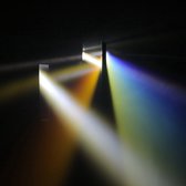 Witte lichtbundels die door prisma's breken, creëren gele, oranje, blauwe en paarse regenboogkleuren op een donkere achtergrond.