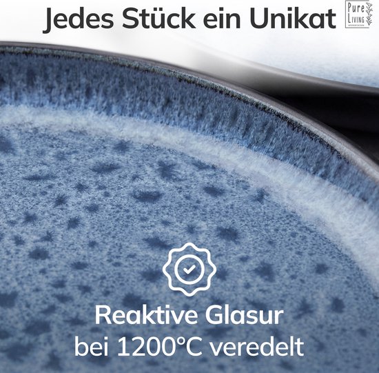 Detail van een donkerblauw bord met een reactieve glazuur, met een microscopisch spikkelpatroon.