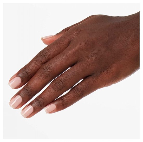 Een donkere hand met lichtroze nagels.