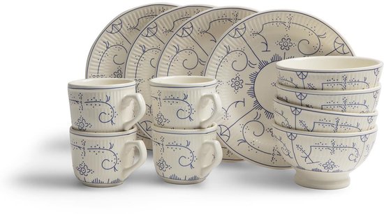Une vaisselle blanche aux décorations florales et linéaires bleues : 4 tasses, 4 grandes assiettes, 4 bols et 4 petites assiettes empilés.