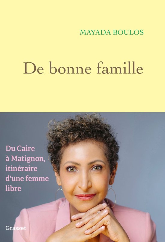 Boekomslag: 'De bonne famille' van Mayada Boulos. Portret van een vrouw met kort krullend haar in een roze jasje.