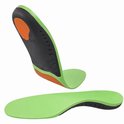Groene inlegzolen met zwarte en oranje accenten, ontworpen voor ondersteuning.