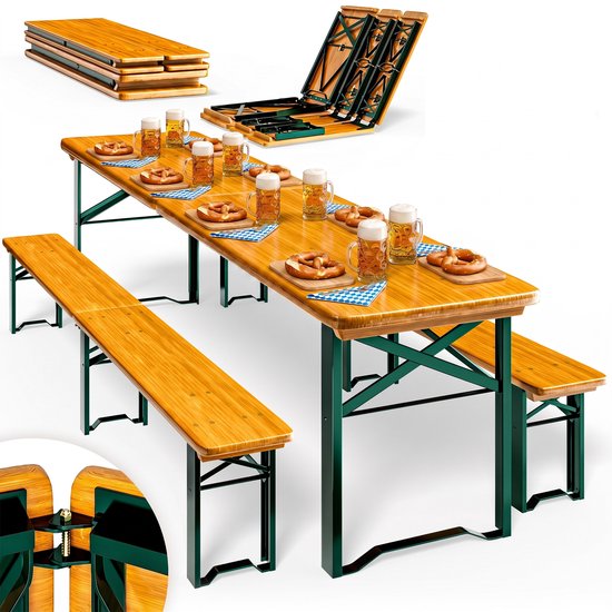 Inklapbare biertafel van hout met groen metalen onderstel, met twee banken, gedecoreerd met bierglazen en pretzels.