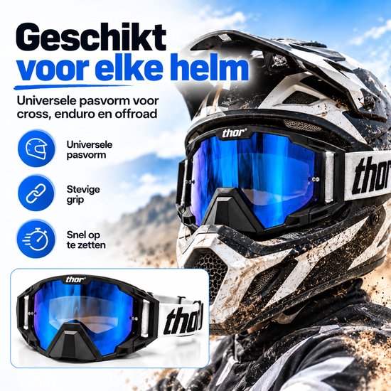 Zwarte motorcrossbril met blauwe spiegelende lens, geschikt voor elke helm. Universele pasvorm, stevige grip en snel op te zetten.