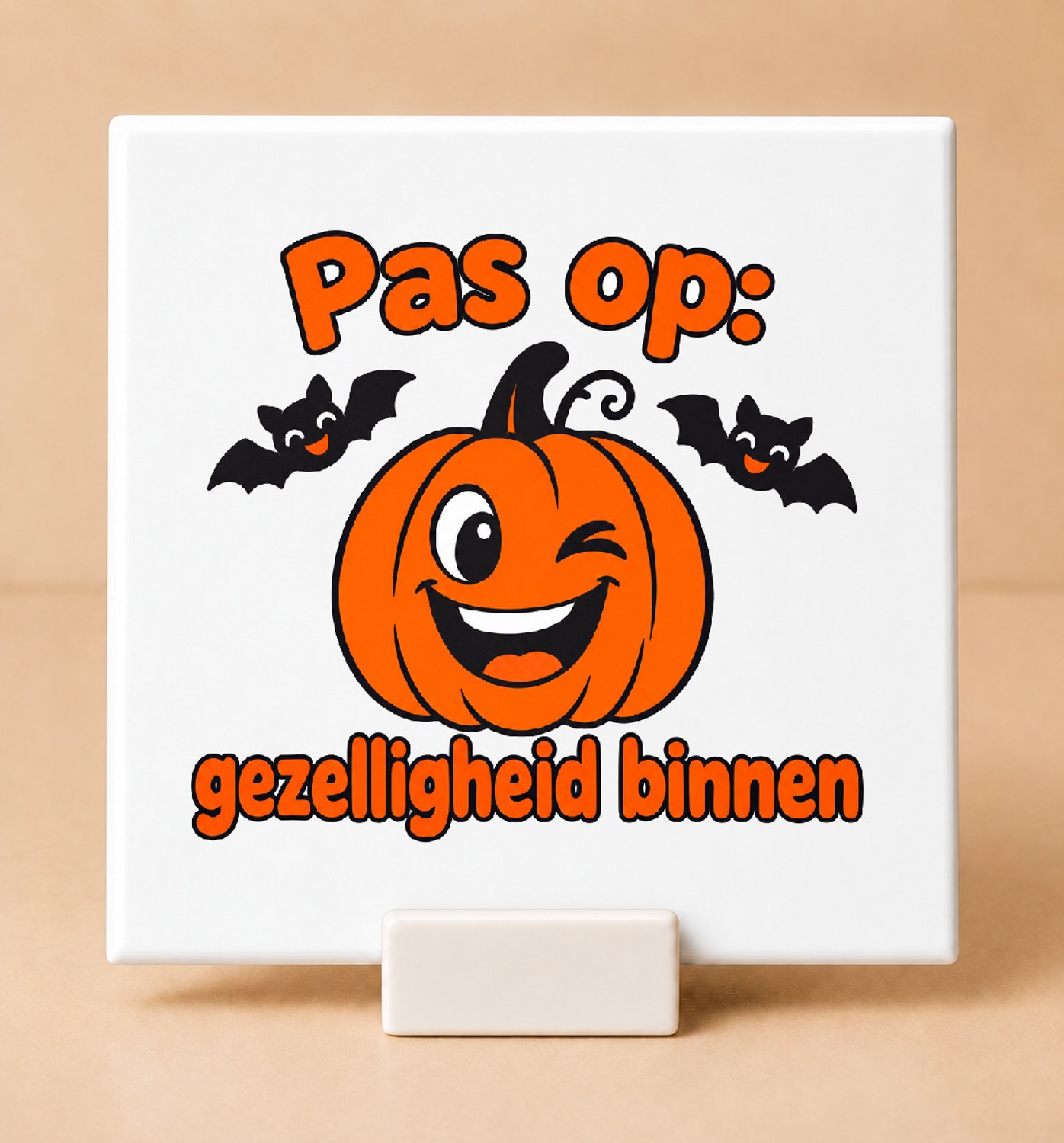 Bedruk King Vrolijke Halloween ‘Pas op: gezelligheid binnen’ Tegel – Kleurrijke deurdecoratie voor sfeervolle entree - 11 x 11 cm met houder Wit