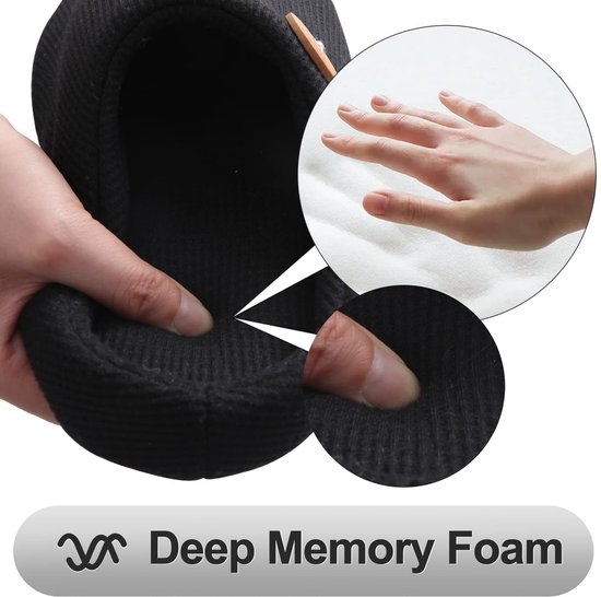 Hand die diep traagschuim in de pantoffel indrukt, met de tekst 'Deep Memory Foam'.