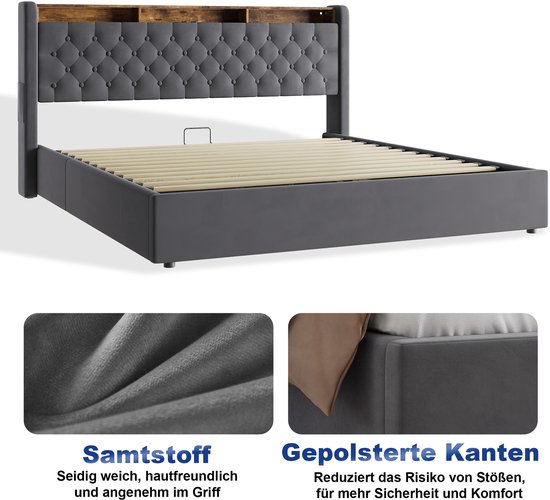 Donkergrijs gestoffeerd bed met capitonnering en houten legplanken in het hoofdbord. Verder tonen de inzetstukken de fluwelen stof en de gepolsterde randen.