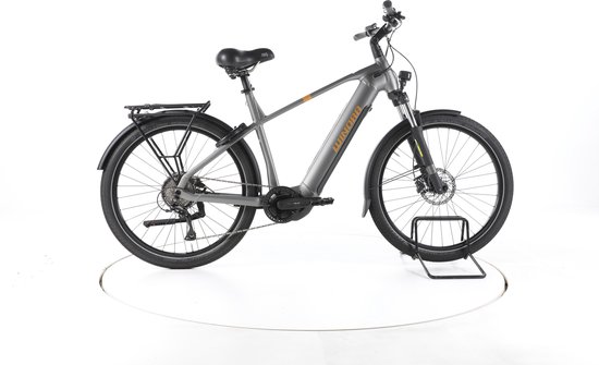 Grijze Winora Yucatan X8 elektrische trekkingfiets met oranje details, bagagedrager en Yamaha-motor.
