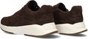 Achteraanzicht van donkerbruine suède sneakers met een verhoogde witte tussenzool.