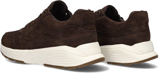 Achteraanzicht van donkerbruine suède sneakers met een verhoogde witte tussenzool.