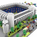 Close-up van het Bernabéu stadion bouwmodel met witte zuilen, blauwe tribunes en gedetailleerde bomen en voertuigen.
