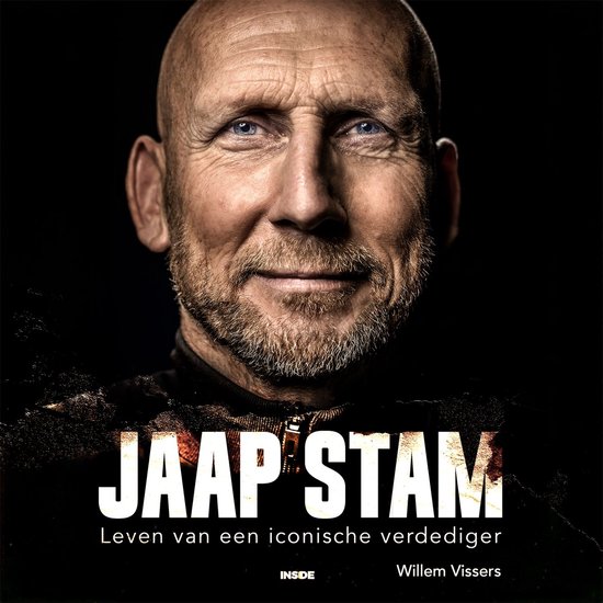 Portret van Jaap Stam tegen zwarte achtergrond met de titel 'Jaap Stam: Leven van een iconische verdediger'.