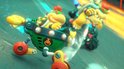 Bowser Jr. racet in een groene kart met gele en rode accenten, met op de zijkant een Bowser-logo.