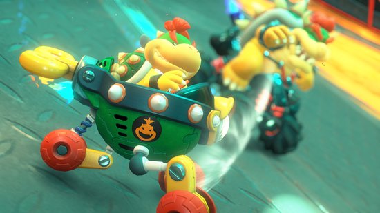 Bowser Jr. racet in een groene kart met gele en rode accenten, met op de zijkant een Bowser-logo.