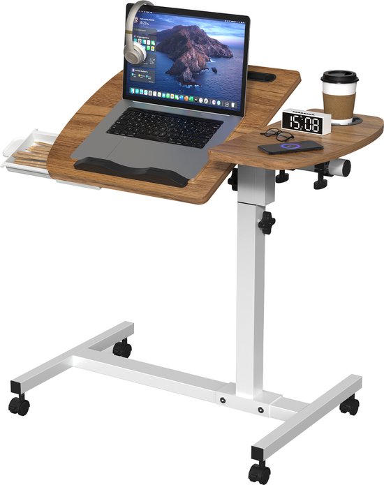 Houten laptoptafel met metalen frame en wielen, voorzien van laptop, kopje, telefoon en bekerhouder.