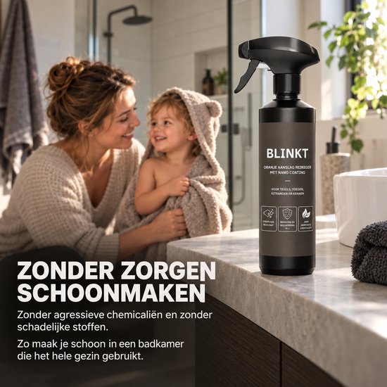 Moeder en kind in een badkamer, met een fles BLINKT Oranje Aanslag Reiniger.