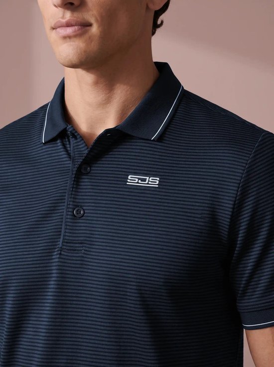 Portret van een model in een donkerblauw poloshirt met horizontale strepen, witte kraagdetails en SJS-logo.