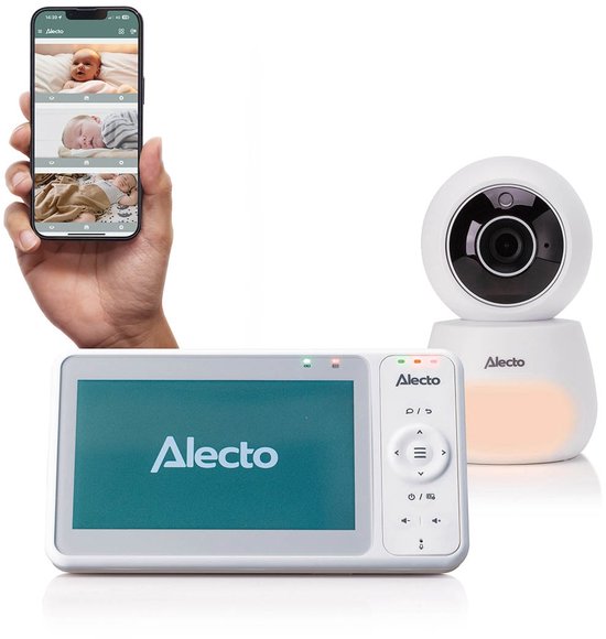 Alecto babyfoon met 5-inch scherm, witte camera en smartphone app die live beelden van een slapende baby toont.