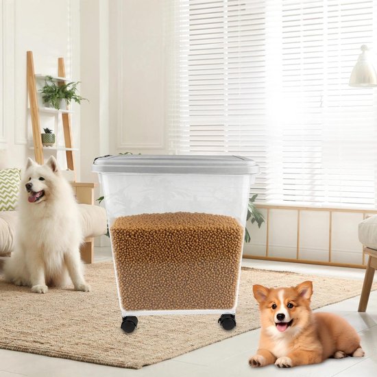 Grijze, transparante voorraadcontainer met wielen, gevuld met hondenvoer, in een woonkamer met twee honden.