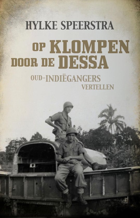 Boekcover met twee soldaten in militaire kleding, zittend op een voertuig in een tropische omgeving. Titel: Op klompen door de dessa.