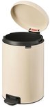 Crèmekleurige Brabantia prullenbak met deksel open en zwart voetpedaal.