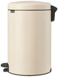 Crèmekleurige Brabantia prullenbak met deksel en donkergrijze handgreep aan zijkant.