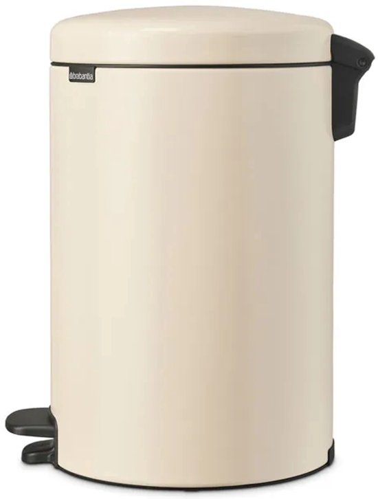 Crèmekleurige Brabantia prullenbak met deksel en donkergrijze handgreep aan zijkant.