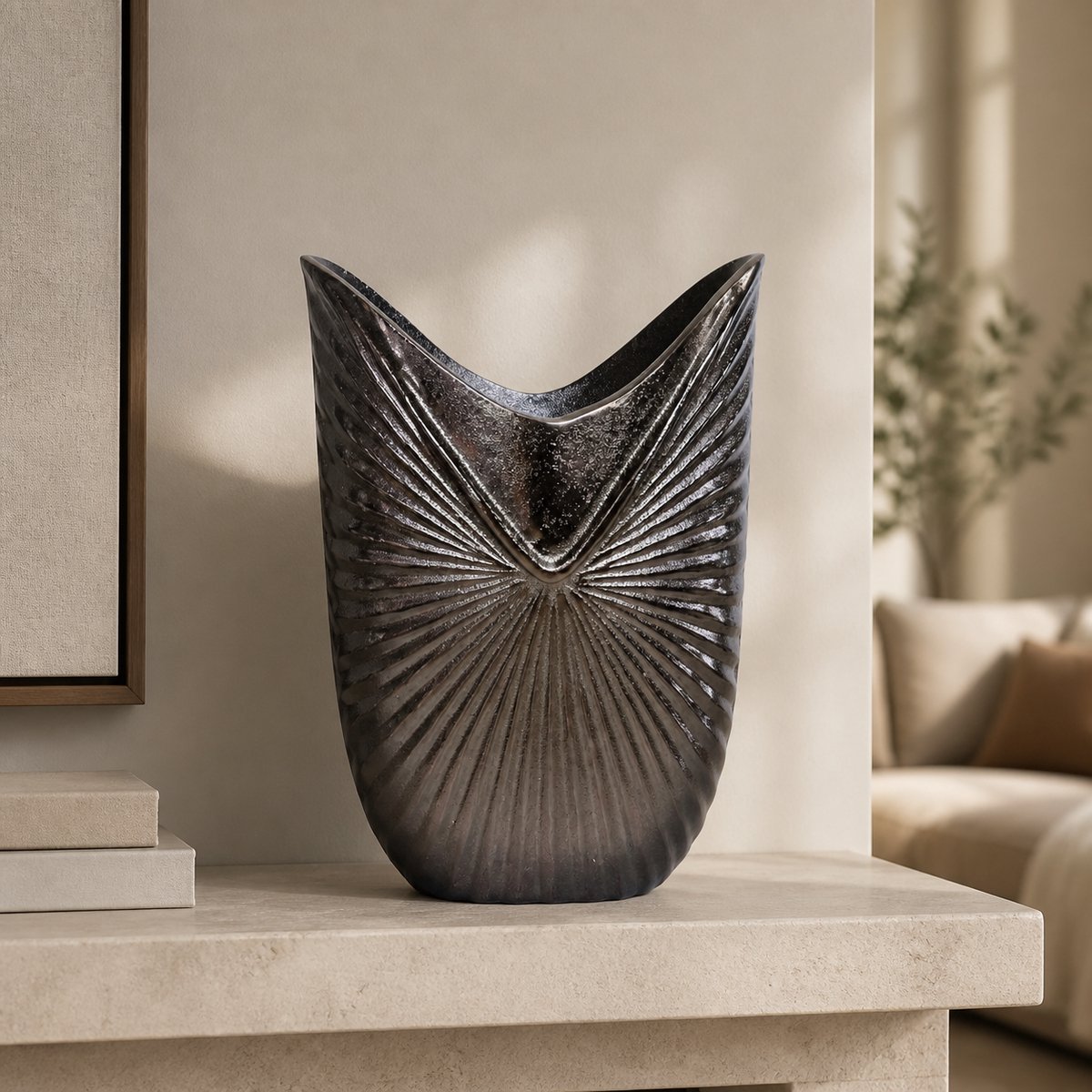 Hoppa! Vaas - Metalen met Zonmotief - Zwart Nikkel - 28 x 14 x 40 (B x D x H)