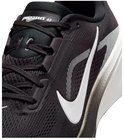 Detail van zwarte Nike Pegasus 42 hardloopschoenen met witte Swoosh.