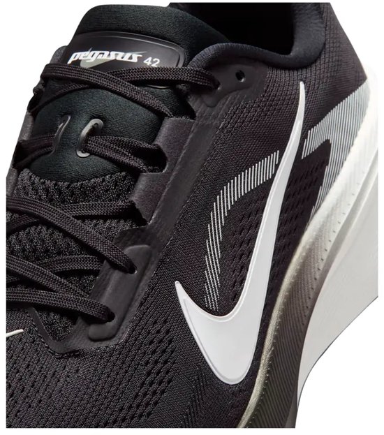 Detail van zwarte Nike Pegasus 42 hardloopschoenen met witte Swoosh.