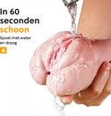 Huidkleurige masturbator wordt schoongespoeld onder stromend water.